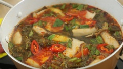 Xé nhỏ lá giang rồi cho vào nồi, thêm cà chua, thơm, 5gr ớt sừng, 5gr ngò ôm, 5gr ngò gai cắt nhỏ vào nồi, khuấy đều lên. Đun thêm 5 phút là hoàn thành nước lẩu rồi đấy.
