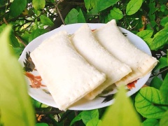 Bánh sữa chua Đài Loan mát lạnh, vị chua chua, ngọt béo rất thơm ngon. Đây không chỉ là món ăn vặt hấp dẫn mà còn mang đến nhiều lợi ích tốt cho sức khỏe. Đặc biệt vào những buổi trưa nắng thì món bánh ngọt này sẽ giúp giải nóng cực tốt đấy.