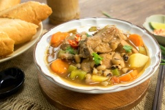 Món sườn nấu đậu có thể ăn nóng với bánh mì hoặc cơm trắng đều ngon. Từng miếng sườn nấu đậu mềm thơm, với những hạt đậu cà rốt ngọt bùi, quyện với nước dùng sánh có vị chua nhẹ đậm đà rất vừa miệng. Hãy cùng vào bếp và thực hiện món sườn nấu đậu hấp dẫn này cho cả gia đình nhé!