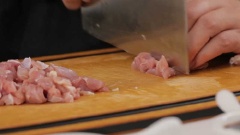 Đầu tiên, thịt gà làm sạch, cắt hạt lựu. Sau đó làm nước sốt: cho 3 muỗng cà phê nước tương, 1 muỗng canh dầu hào, 1 muỗng cà phê nước mắm, 2 muỗng cà phê đường nâu vào chén nhỏ, khuấy đến khi đường tan.