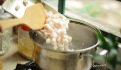 Luộc chín mỡ với nước sôi. Để phần mỡ ngon hơn, thơm hơn, không hôi hãy cho vào 1 cóc rượu trắng khi luộc mỡ nhé. Bí quyết để có 1 viên mỡ đường ngon là ở đây.