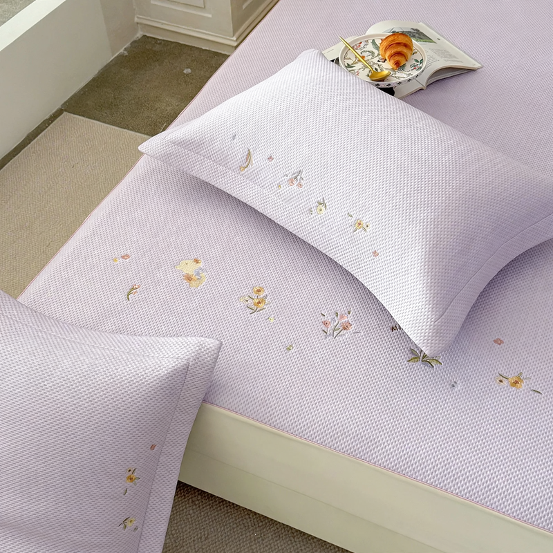 Bestickte Bettlaken mit Blumenmuster und Kissenbezügen