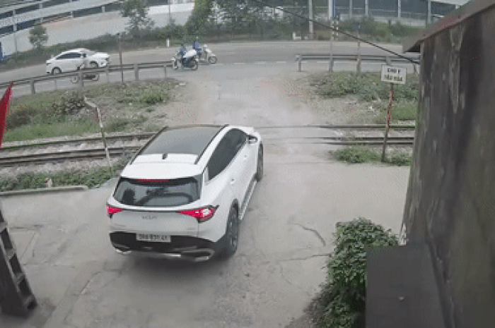 Ô tô con bị tàu hỏa tông trúng khi băng qua đường sắt không rào chắn - Báo VietnamNet