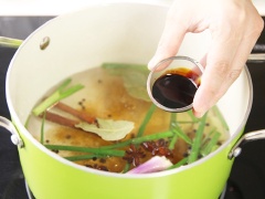 Đun sôi 750ml nước, sau đó cho vào 20g hành lá cắt khúc, 20g gừng cắt lát, 20g hạt tiêu đen, 2 mảnh quế, 3 bông hoa hồi, 15ml nước tương, 750ml nước, 2 lá nguyệt quế, 50g đường, 5g muối cho vừa ăn. Sau khi đun sôi, thêm trứng và đậu hũ vào, nấu trong 20-30 phút là tắt bếp.