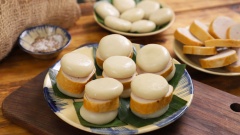 Bánh giầy thích hợp cho dịp Tết Nguyên Đán hoặc Giỗ tổ Hùng Vương mùng 10 tháng 3 âm lịch. Món ăn dễ làm, nhanh chóng, độ ngon lại tăng gấp bội phần khi ăn cùng chả lụa, chả chiên ngon. Còn chờ gì mà không cùng Cooky vào bếp để chuẩn bị cho dịp Tết sắp tới nào.