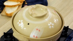 Nêm nếm nồi sườn kho với 1 muỗng canh nước mắm, 1 muỗng canh dầu hào rồi đảo đều cho gia vị hòa quyện. Đậy nắp lại kho 45 phút cho sườn mềm.