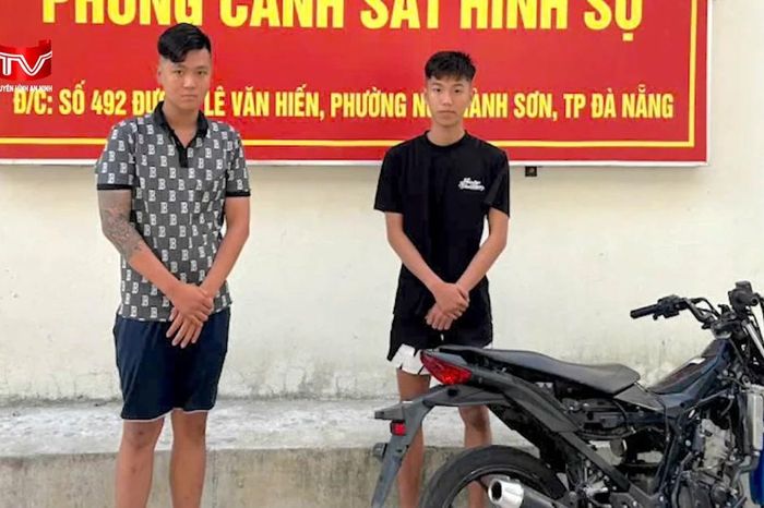 Phóng xe bạt mạng, múa kiếm gây náo loạn đường phố - Chuyên trang An Ninh Thủ Đô - Báo Công an nhân dân