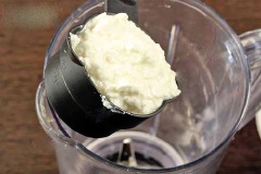 Cho 240ml sữa chua vào máy xay sinh tố rồi thêm vào cải bó xôi, rửa sạch cắt nhỏ.
