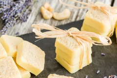 Lấy kẹo ra và thưởng thức. Nếu bạn cầu kì hơn trong cách chế biến và trang trí, những thanh kẹo đặc biệt này thậm chí sẽ trở thành món quà vô cùng độc đáo nữa đấy!