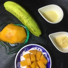 Chuẩn bị nguyễn liệu, cân 20g chuối hoặc nữa quả vào cối xay