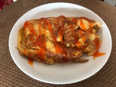 Cho omusoba ra dĩa, thêm tương ớt lên trên, vậy là đã xong, bạn có thể thưởng thức rồi đó.