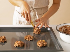 Xịt hoặc quét một lớp dầu chống dính lên khay nướng. Dùng muỗng múc hỗn hợp yến mạch lên khay nướng, ấn dẹt xuống, cho khay vào lò và nướng ở nhiệt độ 170°C/350°F trong 12 – 15 phút.