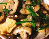 Cho xíu dầu ăn vào chảo, phi thơm đầu trắng của hành hoa. Rồi lần lượt đổ nấm vào xào cùng gia vị. Tiếp đến cho đậu phụ đã chiên vào đảo đều. Giảm lửa nhỏ, cho tiếp dầu hào vào đảo lần nữa. Nếu thấy khô thì cho thêm bát con nước om sâm sấp. Nêm gia vị cho vừa khẩu vị gia đình rồi cho hành hoa xắt vừa vào đảo. Cho ra dĩa dùng với cơm