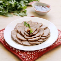 Lưỡi heo sau khi hầm vớt ra, thấm khô nước, thái thành những lát mỏng. Bày trí lưỡi heo ra đĩa, chấm ăn cùng sốt chấm ưa thích. Mình thường pha nước chấm từ dầu mè, giấm balsamic và tỏi băm, đơn giản mà ngon cực kỳ.