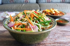 Dưa giá chua giòn hội tụ đủ vị chua ngọt, mặn cay hấp dẫn. Đặc biệt dưa ngâm giòn và mộng nước. Đây thích hợp làm món ăn chống ngán hiệu quả cho mâm cỗ ngày Tết đấy!