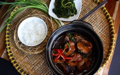 Dọn cả nồi cá lóc kho tộ ra mâm cơm. Vì nồi cá kho tộ rất nóng nên đặt lên một chiếc đĩa để dễ di chuyển nhé. Bày trí đẹp mắt và thưởng thức cá lóc kho tộ với cơm thôi nào. Những ngày mưa rả rít, cả nhà quây quần bên mâm cơm gia đình với món cá lóc kho tộ bùi béo, mặn ngọt, cay thơm đậm đà thì ấm lòng hết biết nhé.