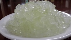 Tiếp theo, vớt nha đam ra rổ, để ráo rồi chần qua nước chôi 2 phút và thả nhanh vào nước lạnh có đá viên khoảng 15 phút, sau đó vớt ra để ráo. Làm như thế nha đam sẽ bớt nhớt và tăng vị ngon. Lấy từng khúc ngắn nha đam, cắt từng miếng nhỏ.