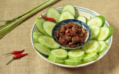 Hương thơm từ mắm ruốc quyện lẫn sả, cay của ớt, thơm của tỏi rất hài hoài. Khi ăn thịt rất mềm, đậm đà, có vị mặn ngọt vừa khẩu vị. Món ăn này bạn có thể kết hợp với dưa leo cắt lát, ăn kèm cơm nóng hay cơm cháy cực ngon nhé.