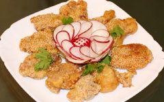 Cuối cùng bày ra đĩa, trang trí tùy thích, ăn kèm tương ớt nhé!