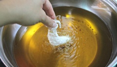 Nhúng lần lượt từng con tôm vừa ướp vào chén trứng gà đánh tan rồi lăn qua bột bắp. Làm tương tự với những con tôm còn lại cho đến khi hết. Cho tôm vào chảo dầu chiên vàng, vớt ra để ráo. Trong một cái chảo khác, phi thơm tỏi rồi cho bơ vào.