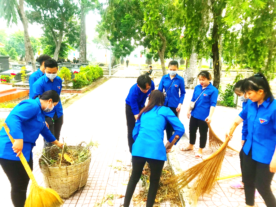 Đoàn viên thanh niên tích cực dọn dẹp quên luôn cả cái nắng chói chang của ngày hè