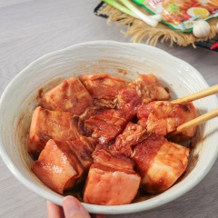 Cắt 300gr thịt ba chỉ thành miếng quân cờ. Ướp thịt với 1 gói gia vị nêm sẵn thịt kho tàu Aji-Quick trong 15 phút.
