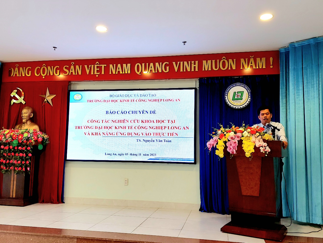 TS. Nguyễn Văn Toàn - Phó trưởng phòng Đảm bảo chất lượng trường DLA trình bày tham luận 