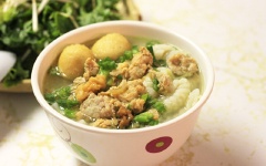 Khi dùng cho nui cho vào tô, chan nước dùng, ăn kèm với rau sống.