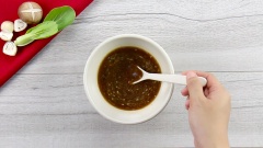 Trộn đều nước sốt gồm: 1 gói gia vị dầu và 2 gói gia vị khô của mì chay Nissin 365 cùng với 2 nuỗng canh nước tương, 1 muỗng canh đường, 1 muỗng canh giấm gạo, 1/2 muỗng cà phê tiêu, 120ml nước.