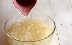 Bắc một nồi nước, chờ đến khi nước sôi bùng sau đó hạ nhỏ lửa. Chia thành 2 đợt, lần lượt cho cùi bưởi vào nồi luộc. Thấy cùi bưởi nổi lên mặt nước là cùi đã chín, vớt ra cho vào tô nước đá lạnh để cùi bưởi được giòn hơn. Pha sẵn phần nước đường để ngâm gồm 150ml nước ấm và 100gr đường. Chắt ráo phần nước đá lạnh, đổ nước đường vào cùi bưởi.