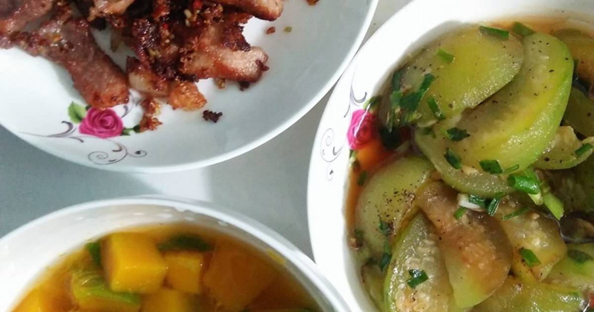 Thịt chiên sả, dưa non xào, canh bí