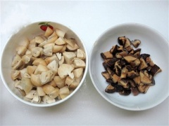 Nấm hương ngâm nở, cắt nhỏ. Nấm rơm rửa sạch, cắt nhỏ như hình bên. Bông hẹ rửa sạch, cắt nhuyễn 2 nhánh bông.