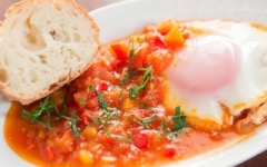 Nếu thích ăn trứng chín hẳn, có thể đun sốt cà lâu hơn một chút nhé! Món Shakshouka - Trứng chần sốt cà này trông cực hấp dẫn luôn, ăn kèm với bánh mì thì thật tuyệt.