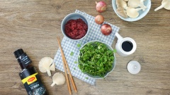 Rau xà lách xoong nhặt lấy lá non, bỏ rễ và lá vàng, rửa sạch. Nấm bào ngư cắt bỏ gốc, rửa sạch, xé thành sợi nhỏ.