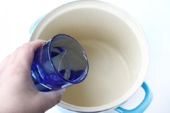 Cho 1 lít nước sạch vào nồi. Rồi thêm gừng lát vào đun sôi.