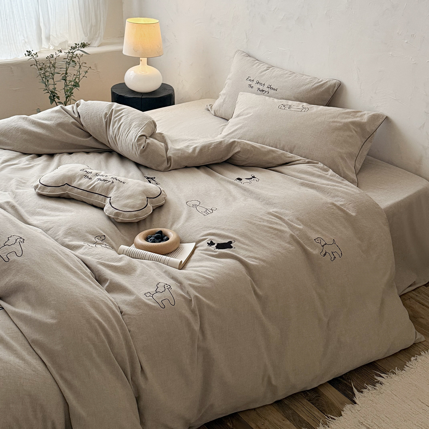 Cotton bedding set with dog embroidery