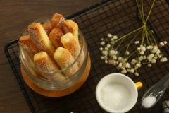Bánh sampanh tưởng phức tạp nhưng lại đơn giản không ngờ luôn đó. Mùi bánh nướng thơm phức cả căn phòng. Từng chiếc bánh nhỏ xinh có màu vàng nâu đẹp mắt, giòn xốp và vị ngọt vừa phải. Bánh sampanh dùng để làm món tiramisu hoặc ăn vặt thôi cũng ngon hết sảy.
