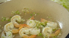 Cho vào chảo 2 muỗng canh dầu ăn, cho đầu hành lá và tỏi băm vào phi thơm. Sau đó cho tôm vào xào sơ, tiếp theo là cà rốt, cải thảo, hành tây vào cùng 30ml ít nước. Đảo sơ, nêm vào 25gr bột cà ri, 3 muỗng canh dầu hào, 3 muỗng canh nước tương xào đều lên rồi tắt bếp.