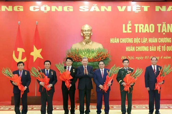 Chủ tịch nước, Thủ tướng, Bộ trưởng Bộ Quốc phòng nhận Huân chương cao quý - Báo Tri thức &amp; Cuộc sống