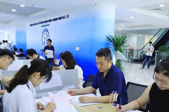 Tư duy công vụ mới: Phục vụ, kiến tạo, lấy người dân làm trung tâm - Báo Hà Nội Mới