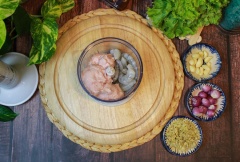 Cho tôm đã lột vỏ, giò sống, hành tím, tỏi, sả băm và gia vị (xốt nêm, đường, nước mắm, tiêu, bột ngọt) rồi xay nhuyễn. Sau đó có thể quết thêm vài lần để chả dai hơn.