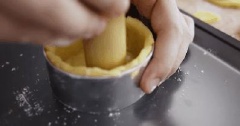 Dùng khuôn cắt bột thành từng miếng tròn, ấn bột vào khuôn và dùng nĩa xiên vào đáy khuôn bánh. Cho khuôn vào lò nướng khoảng 15-20 phút trong 180 độ C. Sầu riêng gỡ lấy thịt, bỏ hột, dầm nhuyễn. Kem phô mai cắt nhỏ, để trong âu lớn, thêm đường bột, sầu riêng vào trộn đều.