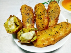 Bánh chuối chiên mè vậy là đã hoàn tất rồi đó. Các bạn nhớ ăn nóng cho ngon, có thể chuẩn bị thêm một ít đường quế cho lạ vị nè. Cả gia đình sẽ rất thích đó, các bạn nhất định phải lưu cách làm bánh chuối chiên mè này lại nhé. Chúc các bạn ngon miệng.