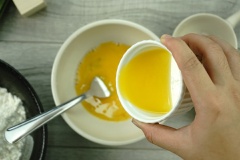 Đánh tan lòng đỏ trứng và cho vào hỗn hợp, cho thêm bơ tan và nước cốt chanh quậy đều.