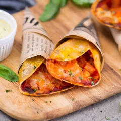 Lấy bánh ra pizza xếp ra dĩa, rắc một ít lá húng quế xắt nhuyễn và thưởng thức cùng tương ớt. Pizza cuộn bằng vỏ há cảo đơn giản và nhanh chóng, có thể làm thành món ăn sáng rất ngon.