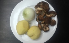 Khoai tây gọt vỏ đem hấp chín.