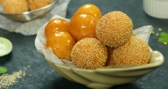 Bánh cam lúc lắc là một món quà đặc biệt mà tuổi thơ ai cũng đã từng được thử qua. Cách làm bánh cam với vỏ bánh vàng ươm giòn dai, bên trong nhân đậu xanh ngọt ngọt bùi bùi, lắc bánh thấy nhân chạy bên trong (nên gọi là bánh cam lúc lắc). Thật là một món bánh hấp dẫn đáng để thử đúng không nào!