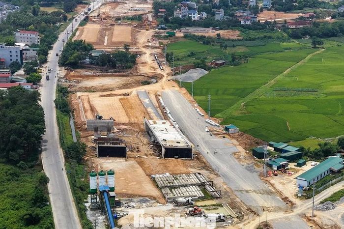 Cảnh công trường thi công tuyến đường nghìn tỷ nối Đại lộ Thăng Long với Hòa Bình - Báo Tiền Phong