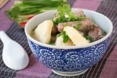 Nấu ở lửa nhỏ, dùng đũa đảo đều rồi nêm 1/2 muỗng cà phê muối, 2 muỗng cà phê hạt nêm, 1 muỗng canh nước mắm và 1 muỗng cà phê bột ngọt. Hầm trong 30-40 phút cho thịt và sa kê mềm. Khi cho ra tô thì rải thêm hành lá băm nhỏ lên trên.