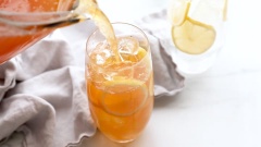 Chanh xắt lát mỏng. Khi uống, cho vài lát chanh vào ly, thêm đá rồi chế hỗn hợp trà chanh vào. Trang trí thêm vài lát chanh tươi bên trên và thưởng thức nhé.